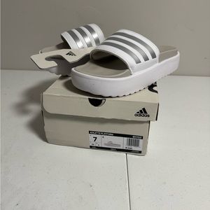 Adidas Womens Adilette Platform White Slides Size 7 (IE9703)